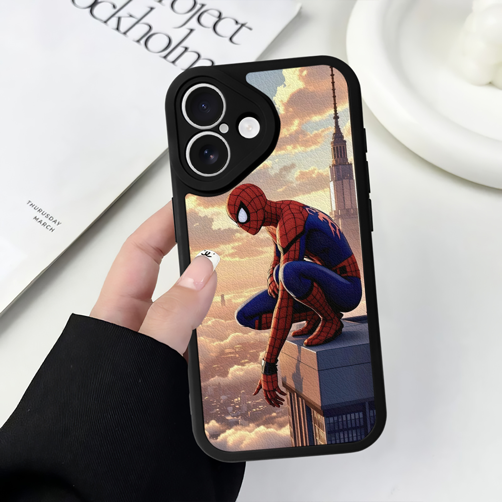 （画像用） Spider Man スパイダーマン 【iPhone 16シリーズ対応】シリコンスマホケース（レザー調） 材質：シリコン